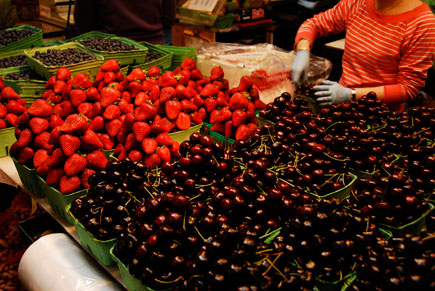 Farmers\' market cherries