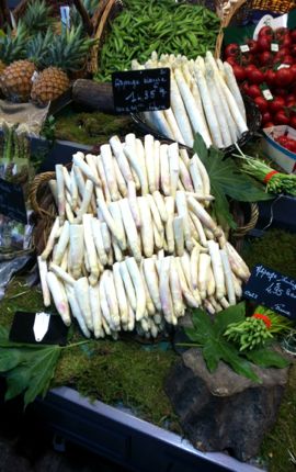 White asparagus at the farmers market in Bordeaux, France